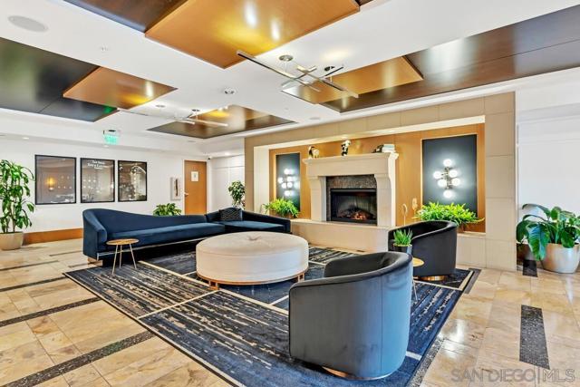 700 W E St, San Diego CA: https://media.crmls.org/mediaz/0a9b5400-b134-438f-899e-e44902c975cc.jpg
