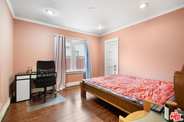 3941 2nd Avenue, Los Angeles CA: https://media.crmls.org/mediaz/0a9b7ead-4d3c-48b6-9676-28ee85943e20.jpg