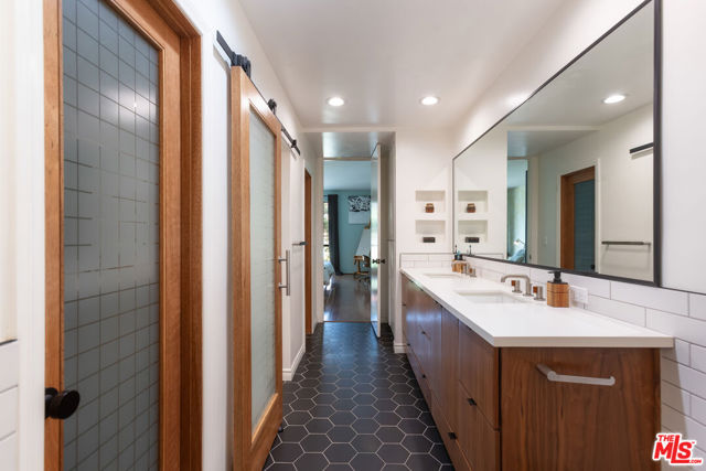 11805 Mayfield Avenue, Los Angeles CA: https://media.crmls.org/mediaz/0a9bb4df-4ff2-4c6b-8d06-0fed32bc6906.jpg