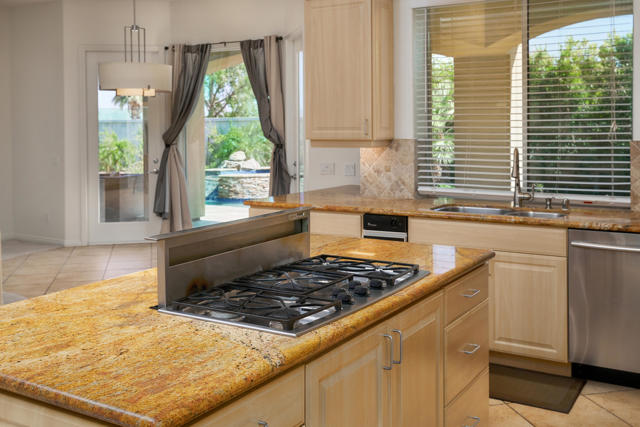 9 Cartier Court, Rancho Mirage CA: https://media.crmls.org/mediaz/0a9cd3b4-a72d-4646-9430-14209f0f0f9d.jpg
