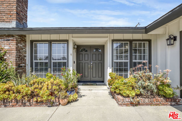 2735 Beth Place, Simi Valley CA: https://media.crmls.org/mediaz/0a9cdd72-3958-4d79-9f76-cde7d69a16c9.jpg