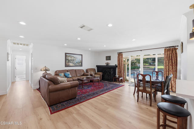 952 Carefree Drive, Simi Valley CA: https://media.crmls.org/mediaz/0a9d439a-c547-458a-8780-375742e34bb1.jpg