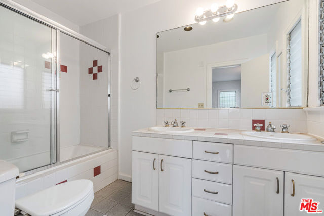 127 S Carson Road, Beverly Hills CA: https://media.crmls.org/mediaz/0a9f66ea-9b93-4db2-9724-dd32f7a0f0f2.jpg