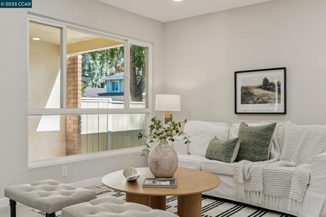 332 Kinross Dr, Walnut Creek CA: https://media.crmls.org/mediaz/0a9f8804-4f15-4cb8-902d-64b0f1b73e9b.jpg
