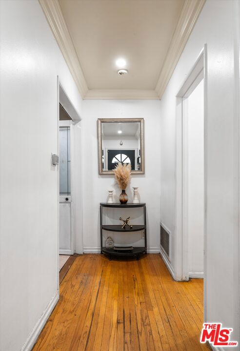 9253 Hayvenhurst Avenue, North Hills CA: https://media.crmls.org/mediaz/0aa030b8-1bc3-4605-94ea-bdc722b1cb88.jpg