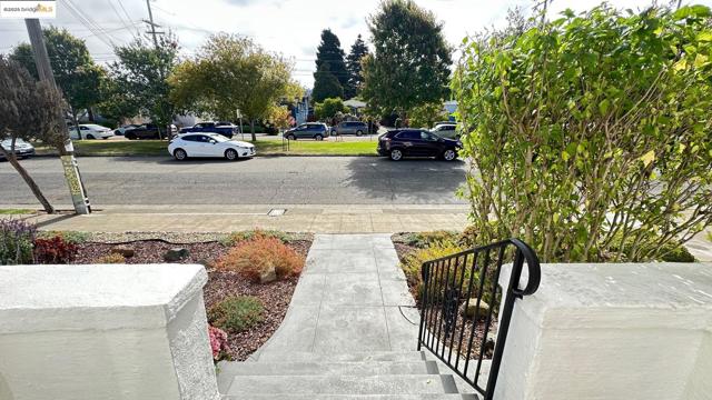 840 Key Route Blvd, Albany CA: https://media.crmls.org/mediaz/0aa05798-9f5f-4efc-a79d-4eac38a5c405.jpg