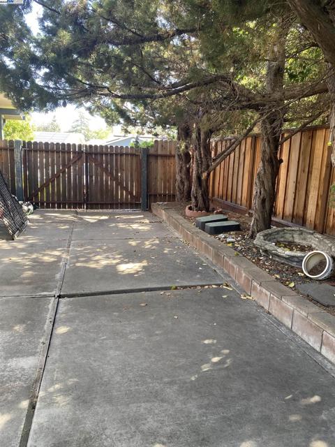 5186 Greenmeadow Dr, Concord CA: https://media.crmls.org/mediaz/0aa0c9dd-e1c6-48d7-8c88-a11f0850886e.jpg