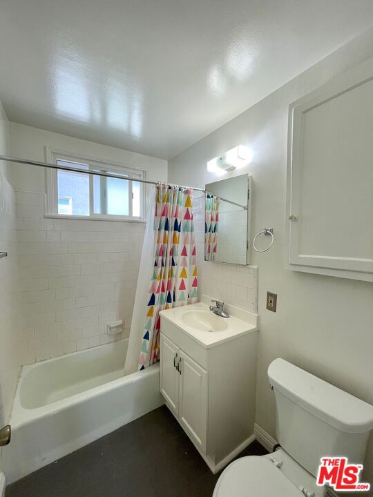 5954 W 85Th Place, Los Angeles CA: https://media.crmls.org/mediaz/0aa0d771-2e0a-4d8f-9561-67b344cd0909.jpg