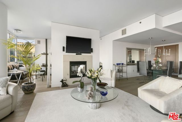 13650 Marina Pointe Drive, Marina del Rey CA: https://media.crmls.org/mediaz/0aa125e3-4ead-4ce1-bb6b-c3d4d0c989ff.jpg