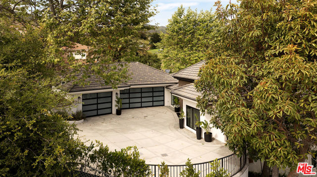 28902 Verde Mesa Lane, Malibu CA: https://media.crmls.org/mediaz/0aa1a3b3-48d7-4331-a34f-517fe8397a44.jpg