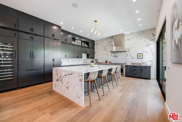 11258 Laurie Drive, Studio City CA: https://media.crmls.org/mediaz/0aa236af-0dec-4449-8c2c-327528af53e4.jpg