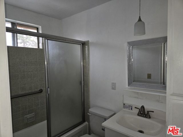1233 Tamarind Avenue, Los Angeles CA: https://media.crmls.org/mediaz/0aa2f5d8-d20f-452e-a5a2-0148dfe443c1.jpg
