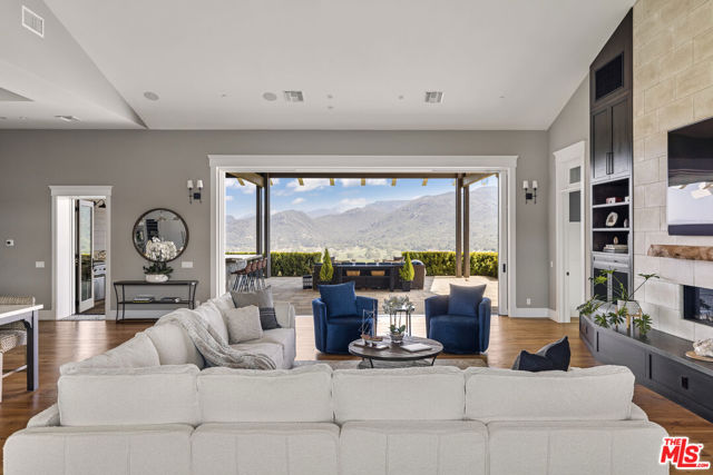 1697 W Potrero Road, Westlake Village CA: https://media.crmls.org/mediaz/0aa3a238-22b5-4619-95e9-5581697b5edd.jpg