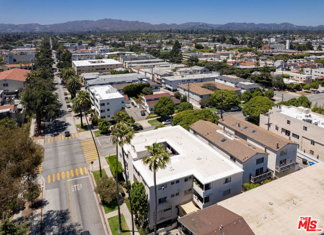 1101 Lincoln Boulevard, Santa Monica CA: https://media.crmls.org/mediaz/0aa3cf2a-72ad-46da-aede-6bfa36ac8e2e.jpg