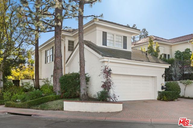 12320 Ridge Circle, Los Angeles CA: https://media.crmls.org/mediaz/0aa406f5-c8c8-4754-be36-5abc33a387e2.jpg