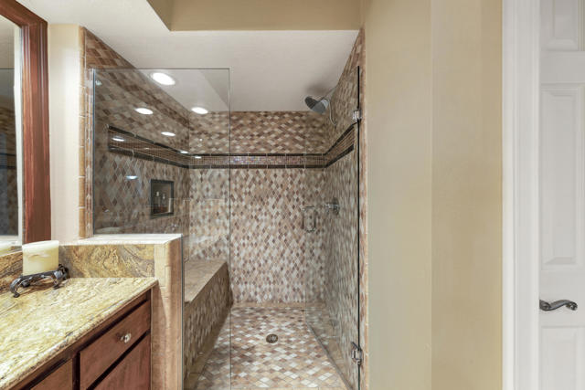 182 Desert Falls Circle, Palm Desert CA: https://media.crmls.org/mediaz/0aa48c86-2132-4270-a29a-3669ec4809a4.jpg