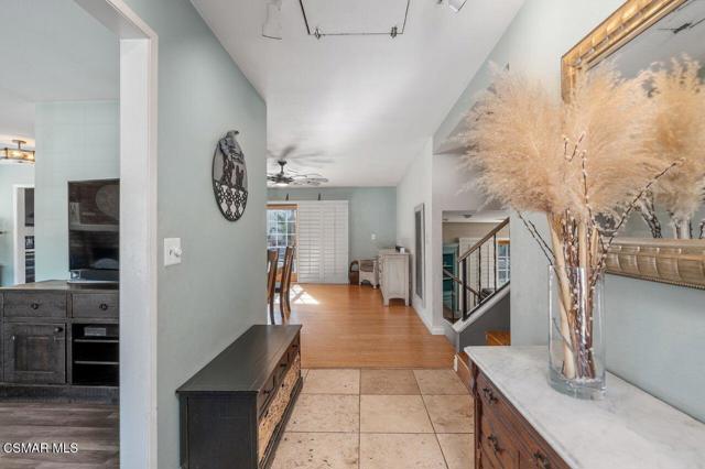 1076 Calle Contento, Thousand Oaks CA: https://media.crmls.org/mediaz/0aa4e530-6f47-4389-86ad-a83e32e680e5.jpg