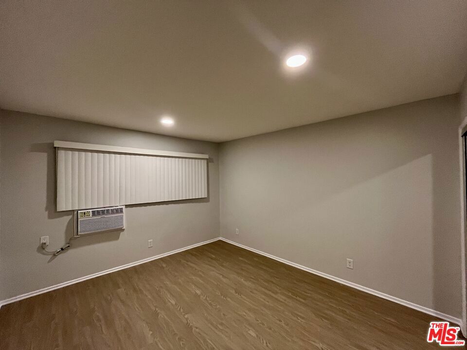 https://media.crmls.org/mediaz/0aa5733c-8e62-4d09-8887-33706a324961.jpg?preset=X-Large