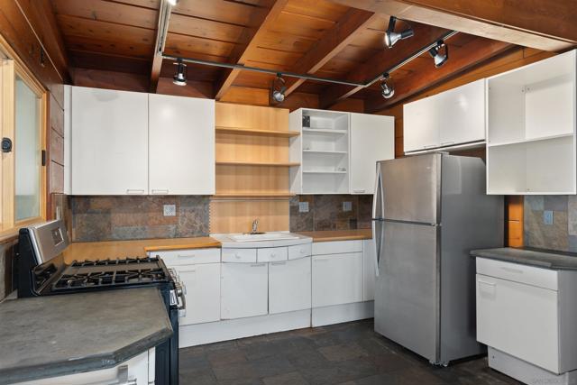 415 W Nutmeg St, San Diego CA: https://media.crmls.org/mediaz/0aa59e43-d828-4c6c-b2e0-28a4fcc3e2ff.jpg