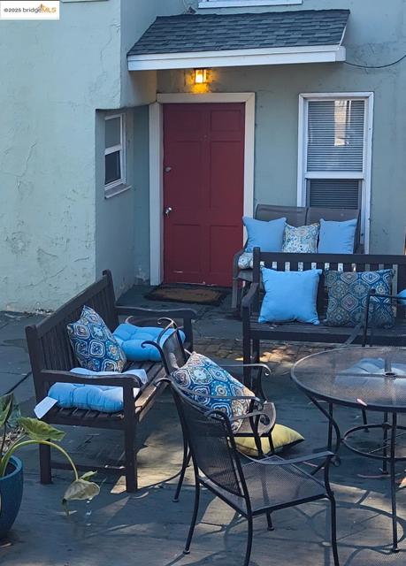 2820 LINDEN ST, Oakland CA: https://media.crmls.org/mediaz/0aa78309-732d-401d-965e-86c67ce1a866.jpg