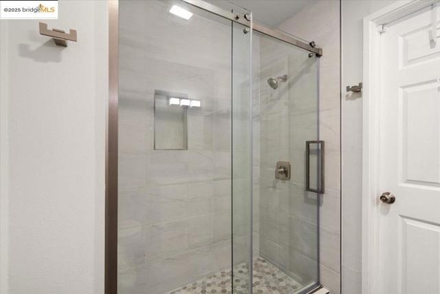 5920 Ascot Dr, Oakland CA: https://media.crmls.org/mediaz/0aa7933a-31af-47db-b8d1-a4bf4844514f.jpg