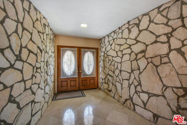 4272 Don Carlos Drive, Los Angeles CA: https://media.crmls.org/mediaz/0aa7a860-ff4b-4d99-988f-e76a5a23730d.jpg