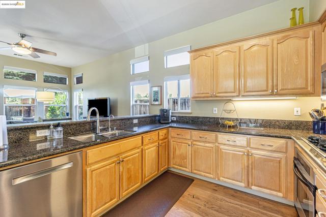 548 Gabriel Ct, Walnut Creek CA: https://media.crmls.org/mediaz/0aa8e683-28fe-4d28-beb4-2e94c20bc1a8.jpg