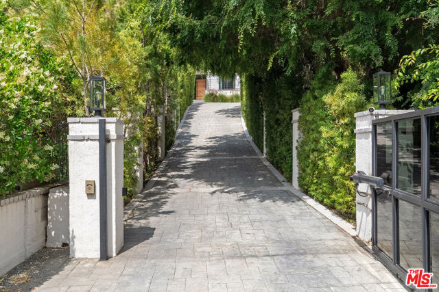 1739 San Ysidro Drive, Beverly Hills CA: https://media.crmls.org/mediaz/0aa9c5da-c0e4-4935-8909-5bd370553649.jpg