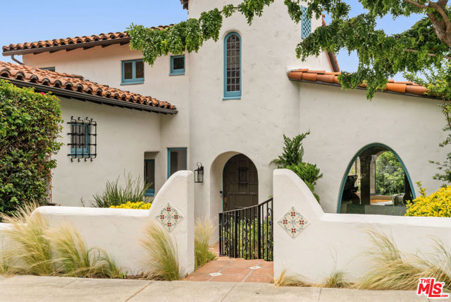 3716 Effingham Place, Los Angeles CA: https://media.crmls.org/mediaz/0aaa1a00-64dc-4b56-93f2-1c33244959fd.jpg