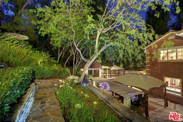 725 N Faring Road, Los Angeles CA: https://media.crmls.org/mediaz/0aaaa93c-f24f-48b1-a631-c765dbf175b9.jpg