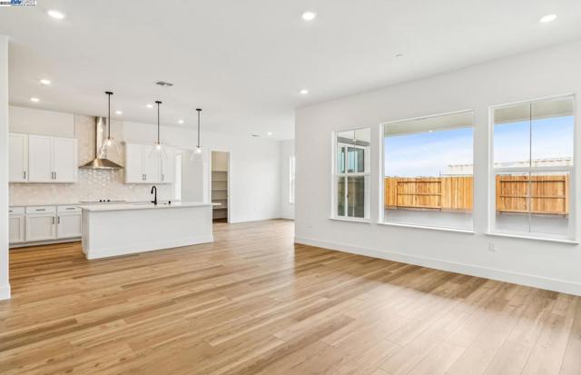 1552 Kasnak Drive, Manteca CA: https://media.crmls.org/mediaz/0aab5444-5a39-4dc5-a3d4-8972fc27c5e5.jpg