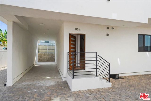 910 N Hudson Avenue, Los Angeles CA: https://media.crmls.org/mediaz/0aab6a3d-894e-4225-80f3-373421a7ea2e.jpg
