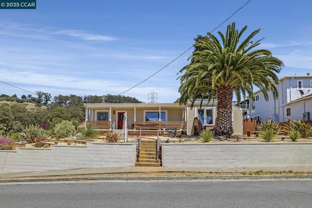 1034 Navellier St, El Cerrito CA: https://media.crmls.org/mediaz/0aac4277-20ac-4964-892c-980ed5cedb03.jpg