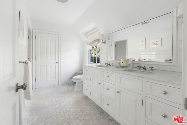 615 Trenton Drive, Beverly Hills CA: https://media.crmls.org/mediaz/0aaca0c1-a294-48e4-919a-872d53385c70.jpg
