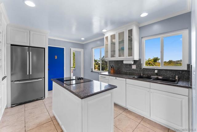 2360 Torrey Pines Rd, La Jolla CA: https://media.crmls.org/mediaz/0aadc952-418e-448d-8847-13e2929622be.jpg