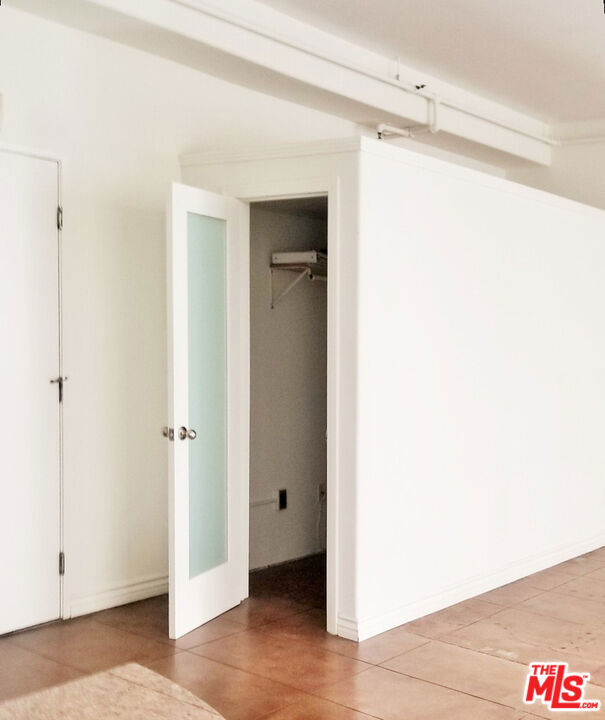 215 W 7th Street, Los Angeles CA: https://media.crmls.org/mediaz/0aae5306-9a71-4f2f-94e5-9d73e7d1d0d5.jpg