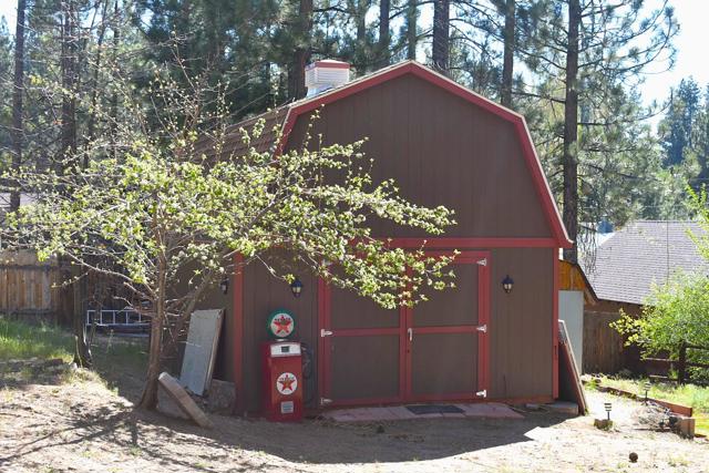 40123 Hillcrest Drive, Big Bear CA: https://media.crmls.org/mediaz/0aaf0638-65ae-47fd-9013-ac44c36a57bb.jpg
