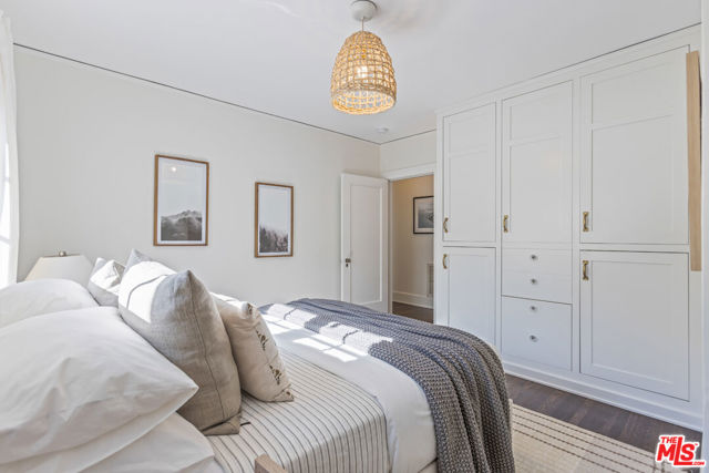 601 S Hudson Avenue, Pasadena CA: https://media.crmls.org/mediaz/0aaf78d0-2d5d-415f-b9b8-5b07b4074605.jpg