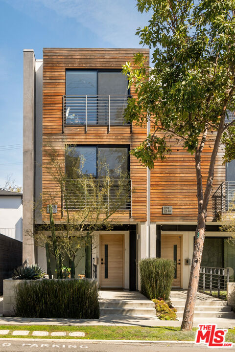 820 N Formosa Avenue, Los Angeles CA: https://media.crmls.org/mediaz/0ab08431-d1ac-4057-9bd4-d6c6ffda63d9.jpg