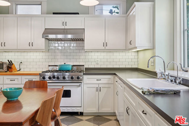 813 Crestmoore Place, Venice CA: https://media.crmls.org/mediaz/0ab114e0-49a4-4b5d-92a1-191d8cec67c2.jpg