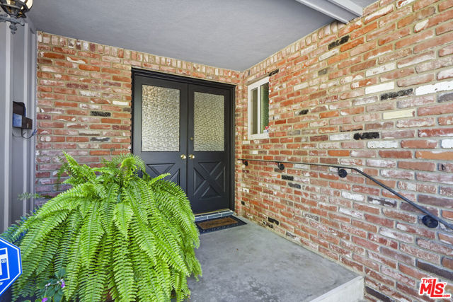 22216 Del Valle Street photo 3
