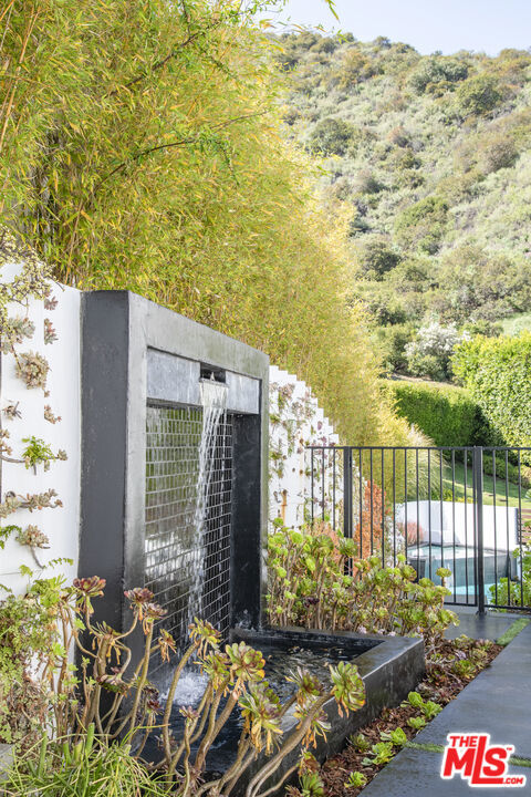 9852 San Circle, Beverly Hills CA: https://media.crmls.org/mediaz/0ab3b70d-26c3-4a65-a005-33b7f8af14eb.jpg