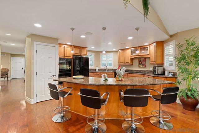 10421 Les Arbres Pl, San Diego CA: https://media.crmls.org/mediaz/0ab3bf4b-1209-4c20-8c91-7096cfa32a6e.jpg