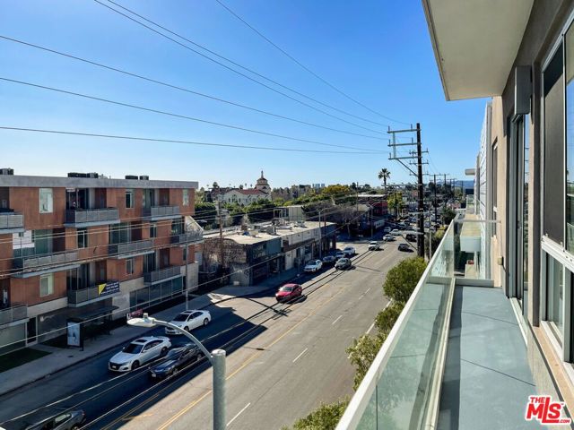 710 N El Centro Avenue, Los Angeles CA: https://media.crmls.org/mediaz/0ab43c2e-3367-44eb-942b-655d8966e530.jpg