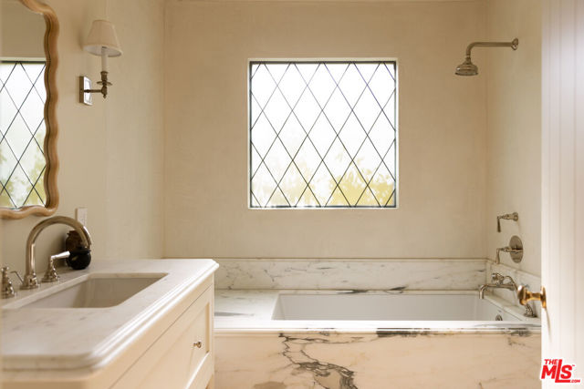 4228 Los Nietos Drive, Los Angeles CA: https://media.crmls.org/mediaz/0ab4afc7-78c4-4fca-bd15-c1518093bf37.jpg