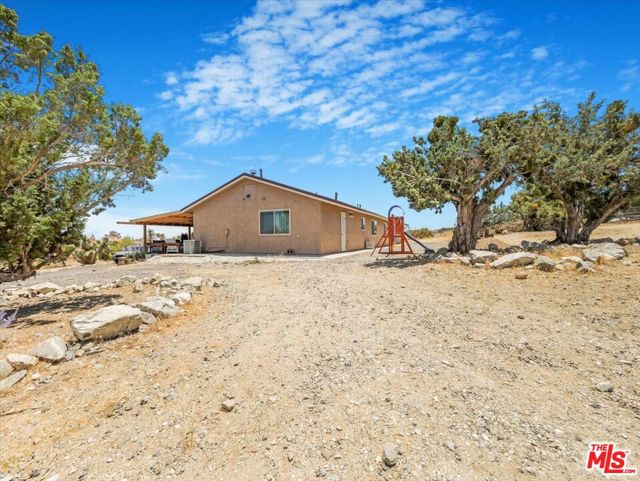 9446 Green Road, Pinon Hills CA: https://media.crmls.org/mediaz/0ab539a1-01ab-4e00-aa88-fc54505b8965.jpg