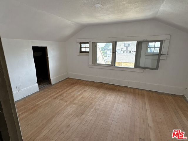 2320 W 25th Street, Los Angeles CA: https://media.crmls.org/mediaz/0ab54c2a-f1c1-418d-a21c-aac9fe2b6974.jpg