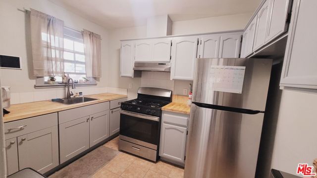 5409 Russell Avenue, Los Angeles CA: https://media.crmls.org/mediaz/0ab5d3f3-d459-4a2b-85db-6d2ba209f38c.jpg