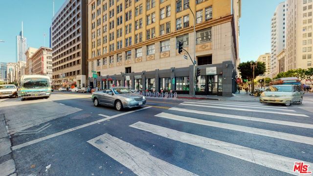215 W 7th Street, Los Angeles CA: https://media.crmls.org/mediaz/0ab6d376-b55c-4ce0-94c2-54d489817559.jpg