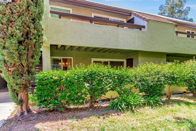 291 Tradewinds Dr, San Jose CA: https://media.crmls.org/mediaz/0ab71dcb-8bc1-4444-9931-16f7114b4537.jpg